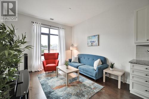 303 - 15277 Yonge Street, Aurora, ON - Indoor Photo Showing Living Room