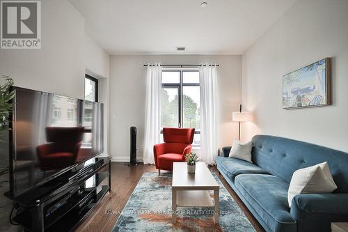 303 - 15277 Yonge Street, Aurora, ON - Indoor Photo Showing Living Room