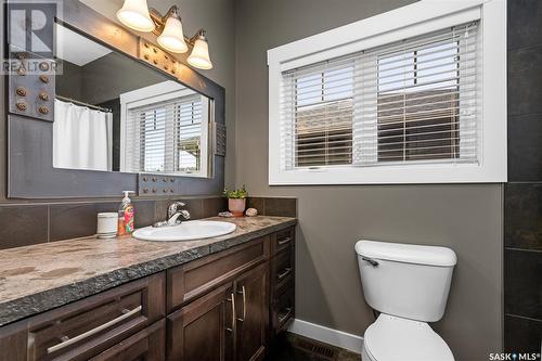 10 Belmont Crescent Sw, Moose Jaw, SK - Indoor Photo Showing Bathroom