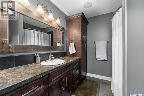 10 Belmont Crescent Sw, Moose Jaw, SK - Indoor Photo Showing Bathroom