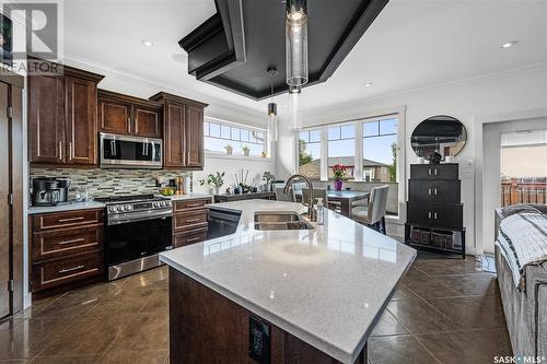 10 Belmont Crescent Sw, Moose Jaw, SK - Indoor Photo Showing Kitchen With Double Sink