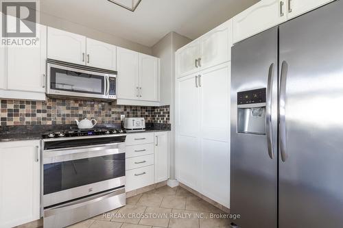 38 Crompton Drive, Barrie (Little Lake), ON - Indoor Photo Showing Kitchen With Upgraded Kitchen