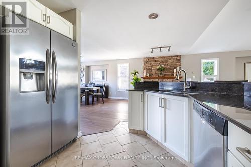 38 Crompton Drive, Barrie (Little Lake), ON - Indoor Photo Showing Kitchen