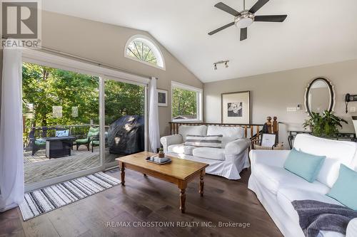 38 Crompton Drive, Barrie (Little Lake), ON - Indoor Photo Showing Living Room