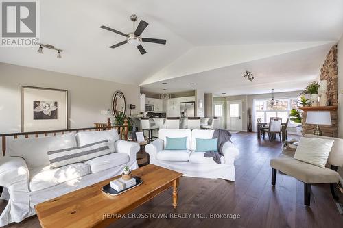 38 Crompton Drive, Barrie (Little Lake), ON - Indoor Photo Showing Living Room