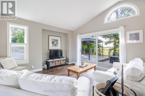 38 Crompton Drive, Barrie (Little Lake), ON - Indoor Photo Showing Living Room