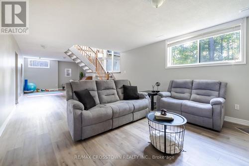 38 Crompton Drive, Barrie (Little Lake), ON - Indoor Photo Showing Living Room