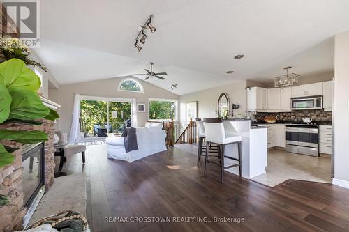 38 Crompton Drive, Barrie (Little Lake), ON - Indoor Photo Showing Kitchen With Upgraded Kitchen