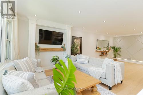 1508 Thetford Court, Mississauga, ON - Indoor Photo Showing Living Room