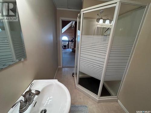 206 Lorraine Street, Weyburn, SK - Indoor Photo Showing Bathroom