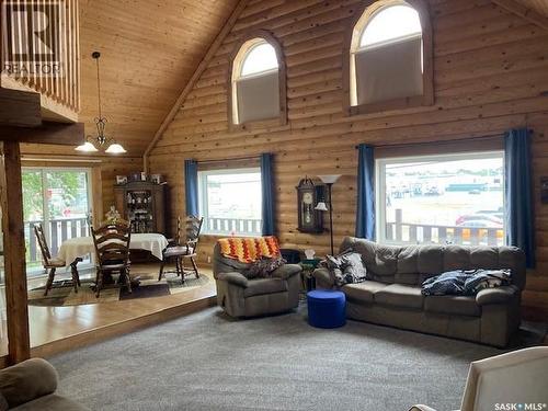 206 Lorraine Street, Weyburn, SK - Indoor Photo Showing Living Room