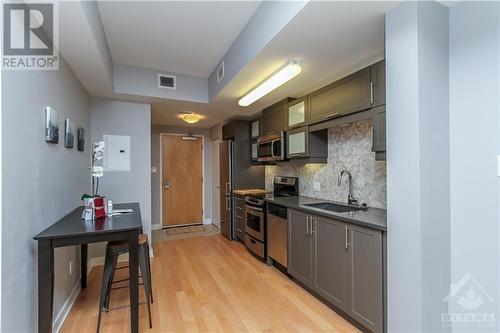 40 Nepean Street Unit#2404, Ottawa, ON - Indoor Photo Showing Kitchen