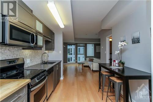 40 Nepean Street Unit#2404, Ottawa, ON - Indoor Photo Showing Kitchen With Upgraded Kitchen