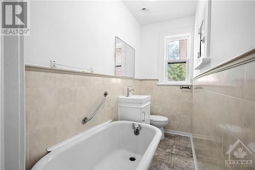 108 Grove Avenue, Ottawa, ON - Indoor Photo Showing Bathroom