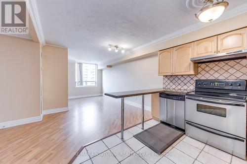 2122 - 633 Bay Street, Toronto, ON - Indoor Photo Showing Kitchen