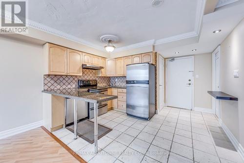 2122 - 633 Bay Street, Toronto, ON - Indoor Photo Showing Kitchen