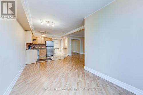 2122 - 633 Bay Street, Toronto, ON - Indoor Photo Showing Kitchen