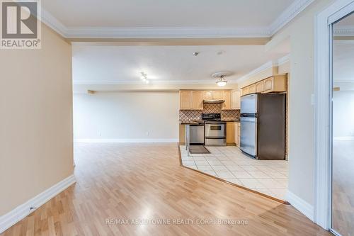 2122 - 633 Bay Street, Toronto, ON - Indoor Photo Showing Kitchen