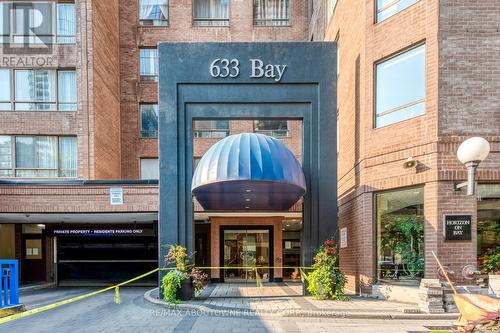 2122 - 633 Bay Street, Toronto, ON - Outdoor