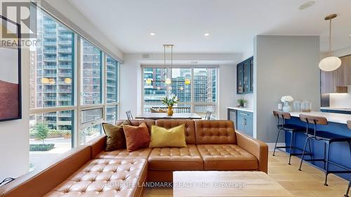 314 - 70 Roehampton Avenue, Toronto (Mount Pleasant West), ON - Indoor Photo Showing Living Room