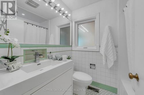 697 George Street, Burlington (Brant), ON - Indoor Photo Showing Bathroom