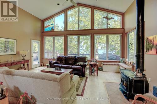 167 Sunset Beach Road, Kawartha Lakes (Kirkfield), ON - Indoor Photo Showing Living Room