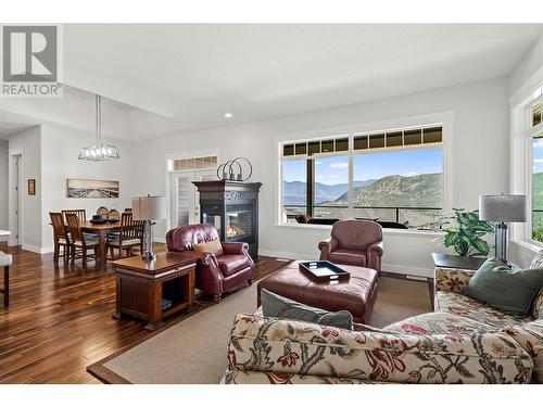 2582 St Andrews Street, Blind Bay, BC - Indoor Photo Showing Living Room