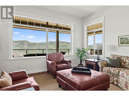 2582 St Andrews Street, Blind Bay, BC - Indoor Photo Showing Living Room