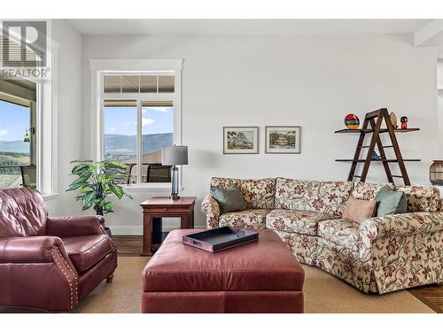 2582 St Andrews Street, Blind Bay, BC - Indoor Photo Showing Living Room