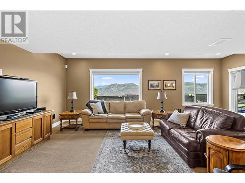 2582 St Andrews Street, Blind Bay, BC - Indoor Photo Showing Living Room