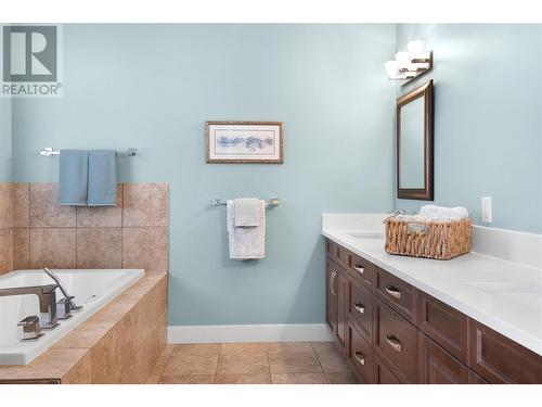 2582 St Andrews Street, Blind Bay, BC - Indoor Photo Showing Bathroom