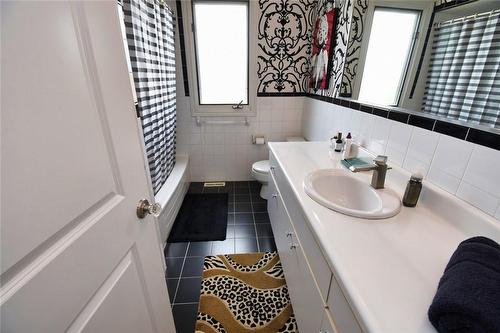 43 Glenayr Street, Hamilton, ON - Indoor Photo Showing Bathroom