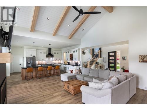 10833 Hare Road, Lake Country, BC - Indoor Photo Showing Living Room