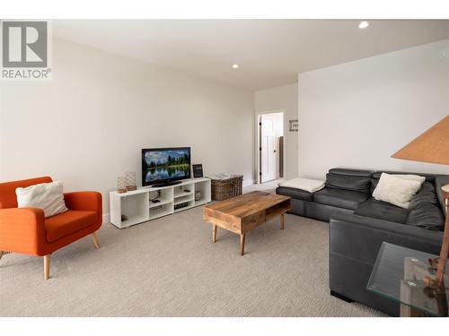 10833 Hare Road, Lake Country, BC - Indoor Photo Showing Living Room