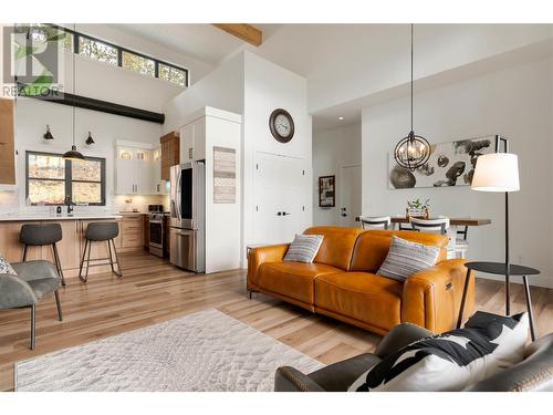 10833 Hare Road, Lake Country, BC - Indoor Photo Showing Living Room