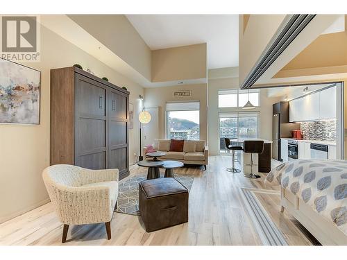 1350 St. Paul Street Unit# 603, Kelowna, BC - Indoor Photo Showing Living Room