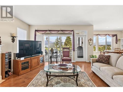 700 South Crest Drive Unit# 5 Lot# 5, Kelowna, BC - Indoor Photo Showing Living Room