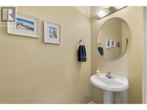 700 South Crest Drive Unit# 5 Lot# 5, Kelowna, BC - Indoor Photo Showing Bathroom