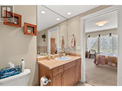 700 South Crest Drive Unit# 5 Lot# 5, Kelowna, BC - Indoor Photo Showing Bathroom