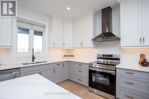 4 Five Stakes Street, Southwold (Talbotville), ON - Indoor Photo Showing Kitchen With Double Sink With Upgraded Kitchen