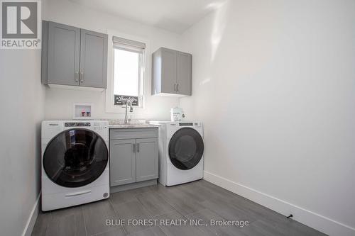 4 Five Stakes Street, Southwold (Talbotville), ON - Indoor Photo Showing Laundry Room