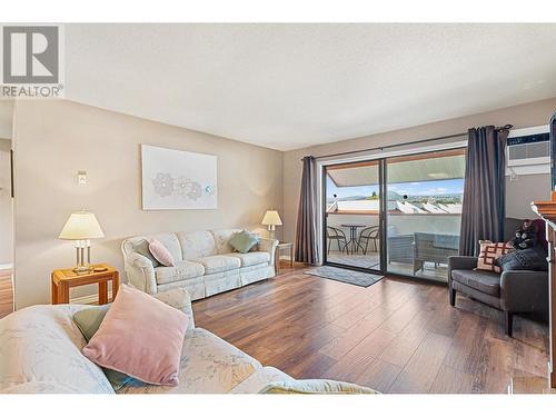 2110 Hoy Street Unit# 308, Kelowna, BC - Indoor Photo Showing Living Room