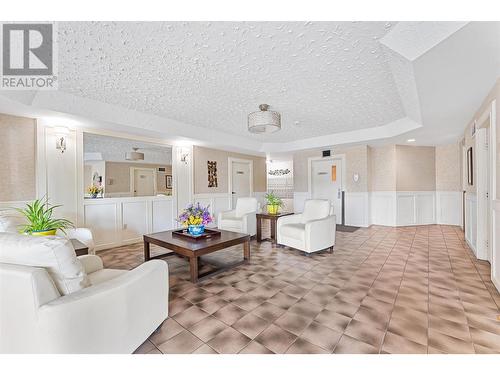 2110 Hoy Street Unit# 308, Kelowna, BC - Indoor Photo Showing Living Room