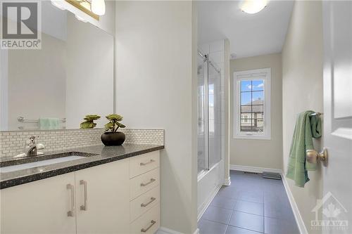 Jack & Jill bathroom shared by bdrm 3 & 4 - 915 Guinness Crescent, Ottawa, ON - Indoor Photo Showing Bathroom