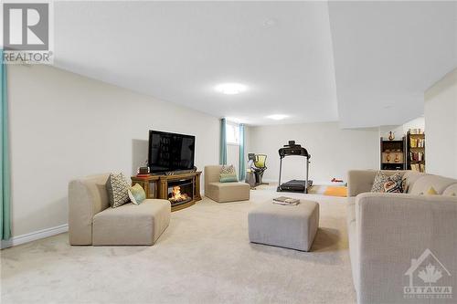 Plenty of room - 915 Guinness Crescent, Ottawa, ON - Indoor Photo Showing Living Room