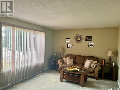 224-230 18Th Avenue Ne, Swift Current, SK - Indoor Photo Showing Living Room