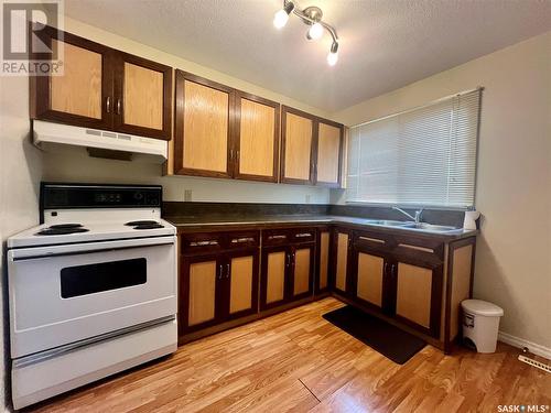 224-230 18Th Avenue Ne, Swift Current, SK - Indoor Photo Showing Kitchen