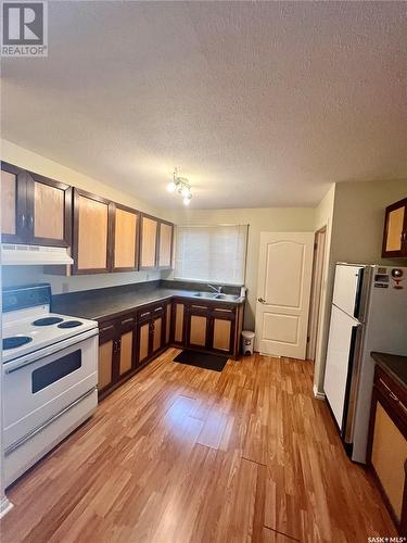 224-230 18Th Avenue Ne, Swift Current, SK - Indoor Photo Showing Kitchen