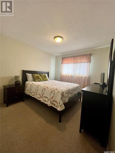 224-230 18Th Avenue Ne, Swift Current, SK - Indoor Photo Showing Bedroom