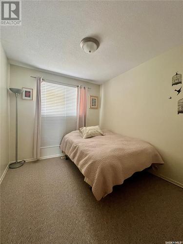 224-230 18Th Avenue Ne, Swift Current, SK - Indoor Photo Showing Bedroom